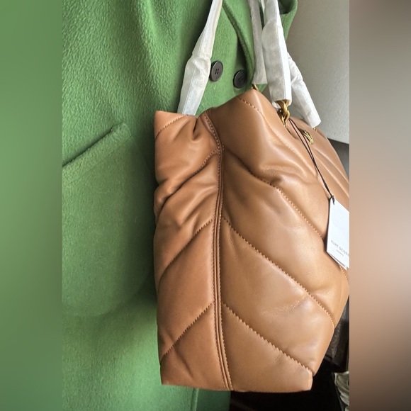 Authentic KURT GEIGER LONDON Quilted 2 compartment magnetic closure shoulder bag - Picture 16 of 17